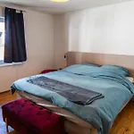 Modernes 90m2 Mit Balkon & Bergblick 아파트 나서레이스