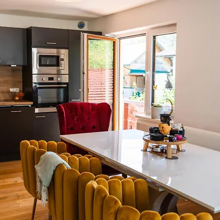 Daire Modernes 90m2 Mit Balkon & Bergblick