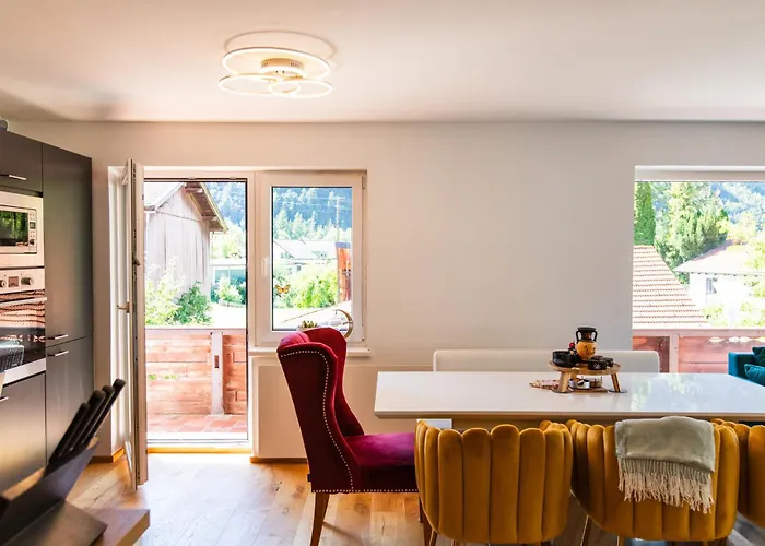 Modernes 90m2 Mit Balkon & Bergblick アパート ナッセライト